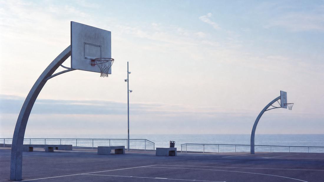 Leerer Sportplatz im Morgenlicht
